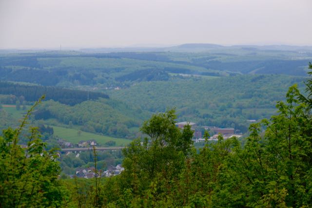 Weitblick auf den Ischeroth: Der markante Höhenzug, jetzt noch bewaldet und ohne Industriebauten für störendes Gewerbe, von der Wasenecke in Niederfischbach (431 Meter ü. NN) aus gesehen.
