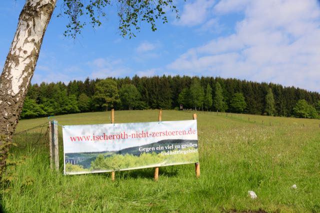 Vor Ort warnen neue Transparente vor der Zerstörung des Ischeroth, der höchsten Erhebung in der Stadt Freudenberg und eine weithin sichtbare Landmarke.